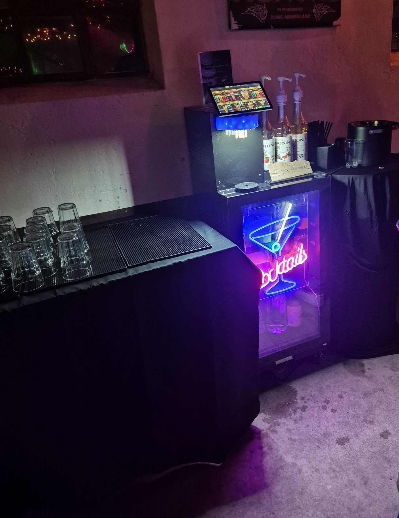 Mixbutler-Setup bei Neonlicht am Abend