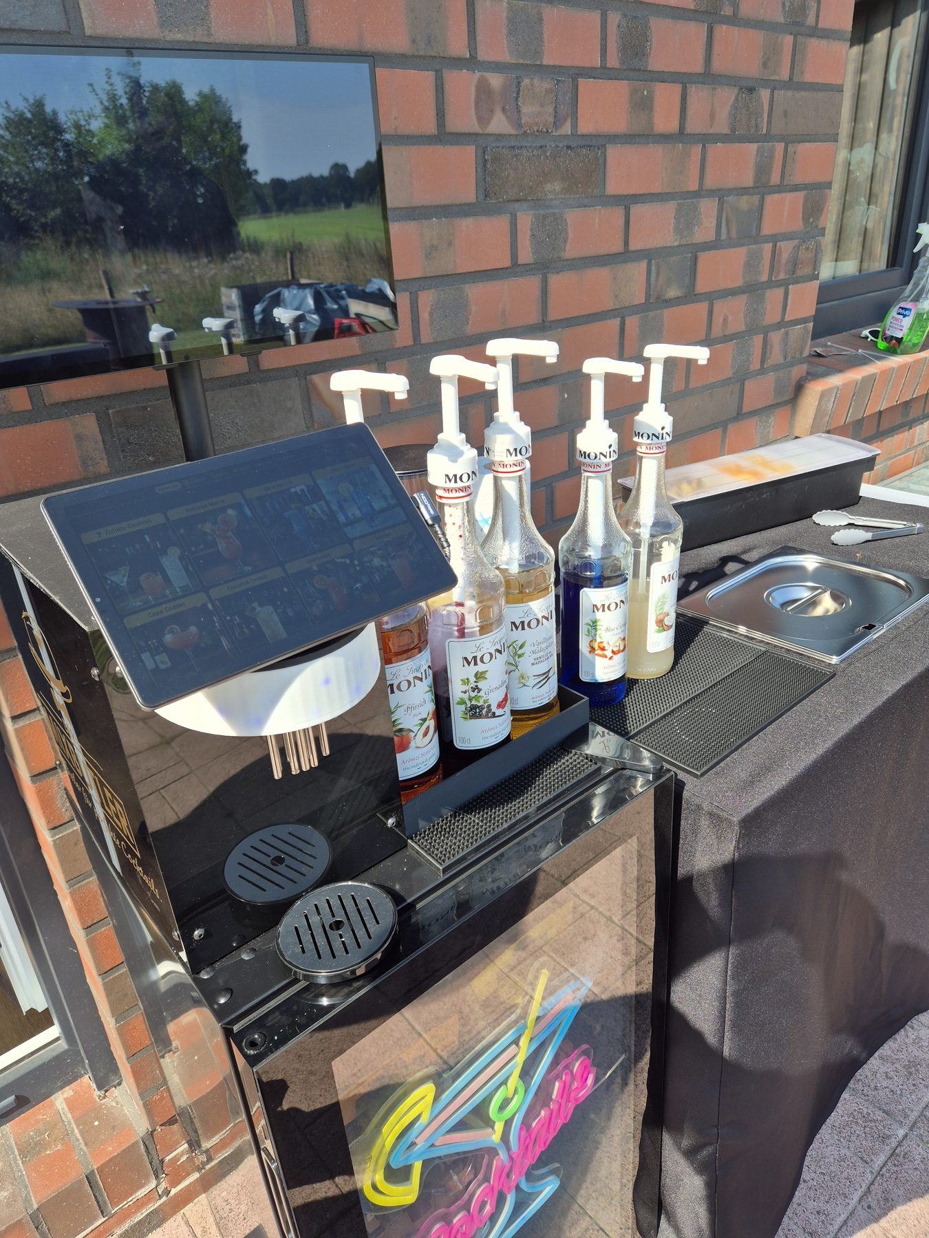 Touchdisplay und Sirup-Station der Mixbutler-Maschine